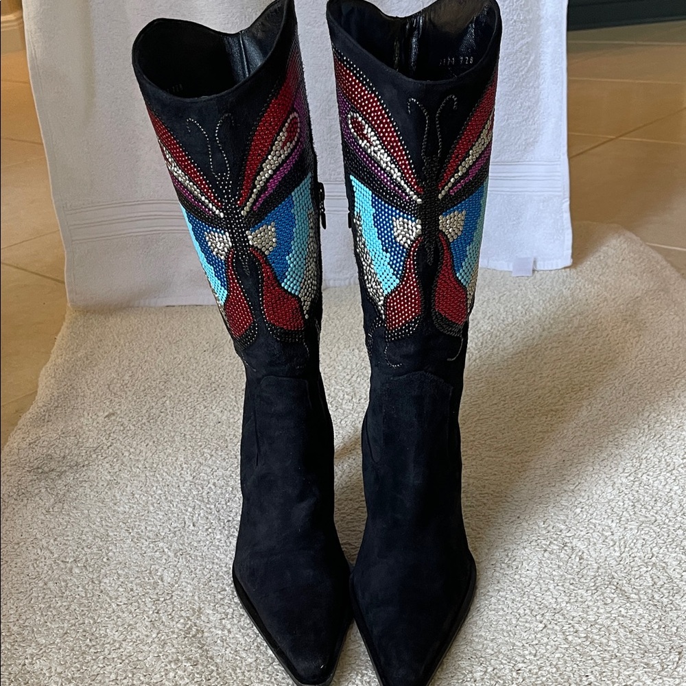 Vero Cuoio Black Heeled Boots with Vibrant Embroidery - Picture 3 of 11